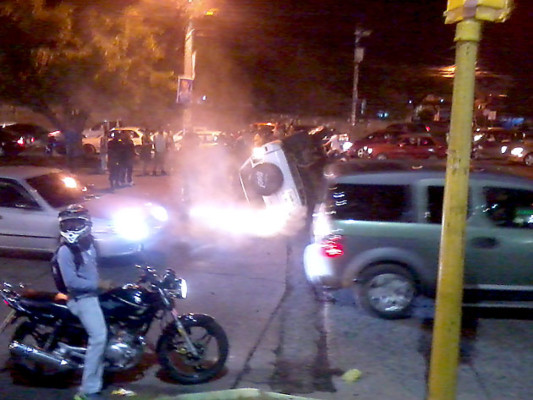 Hombres armados y con pasamontañas se accidentan en la colonia Kennedy