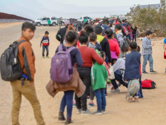 Una caravana de casi 400 inmigrantes centroamericanos logra entrar a Estados Unidos