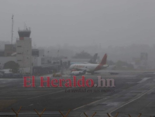 Fuerte lluvia sorprende a los capitalinos este Sábado Santo (FOTOS)