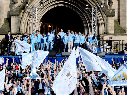 Manchester City celebra el título con el que sale de la sombra de United