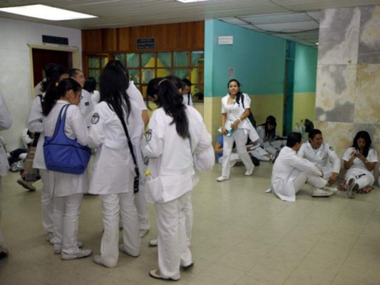 Médicos en servicio social amenazan con paralizar sus labores por falta de pago