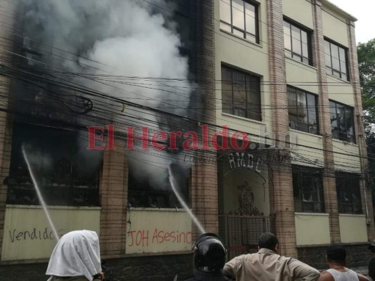 Tegucigalpa: Incendio acorraló durante varios minutos a unas 30 personas en inmueble de la Alcaldía