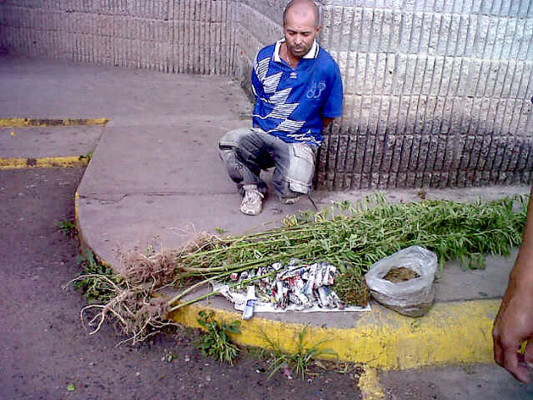 Cae con marihuana y dice que es su medicina para el 'dolor de huesos'