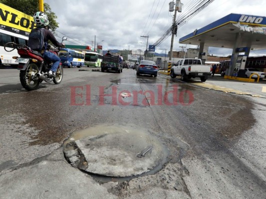 Contaminación por derrame de aguas negras en el bulevar del Norte de la capital