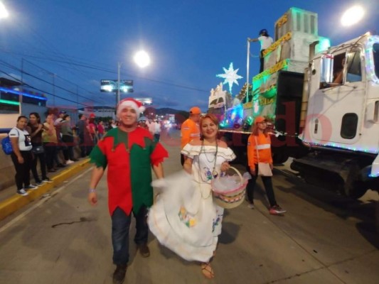 FOTOS: Coloridas carrozas engalanan la Navidad Catracha en la capital