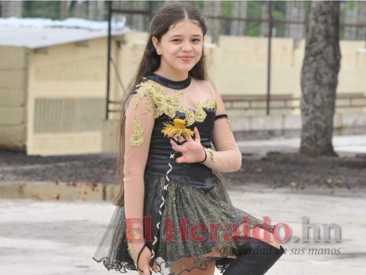 Bellas palillonas del Guillén Zelaya deslumbran con espectacular show (FOTOS)