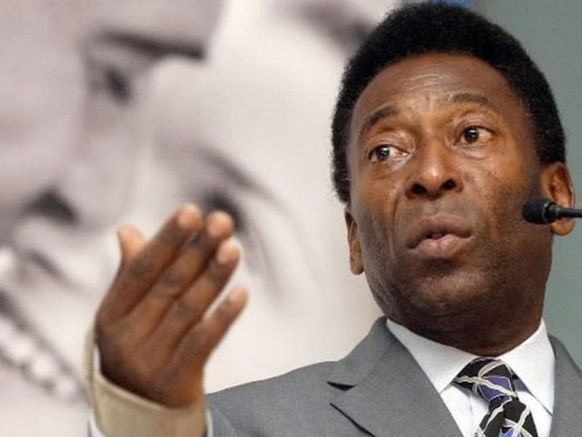 Pelé fue operado en la cintura y hace fisioterapia en EEUU