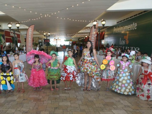 Coloridos vestidos y curiosos objetos en la Megaexpoferia del Reciclaje de EL HERALDO