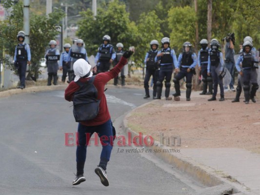 Las 13 imágenes más impactantes del caos fuera de la UNAH tras inicio de clases