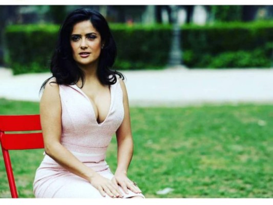 Salma Hayek despide 2020 en deslumbrantes trajes de baño y al natural
