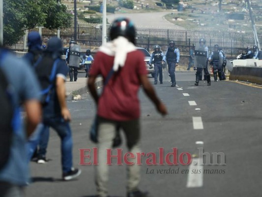 FOTOS: Protestas frente a la UNAH para exigir renuncia de Juan Orlando
