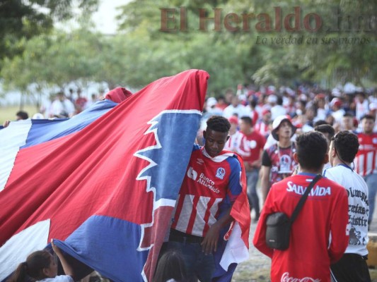 La Ultra Fiel llega al Olímpico y se burla de Motagua con 'el fantasma de la Liga Concacaf'