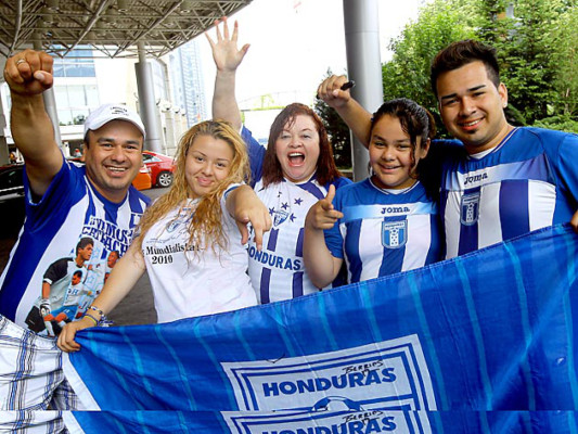Los aficionados catrachos se hicieron presentes en Toronto