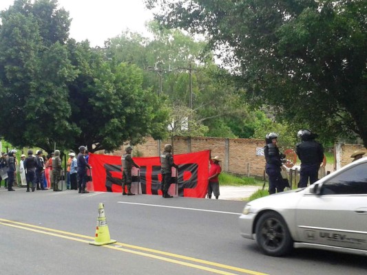 Policía evita toma de carreteras por parte de la Resistencia