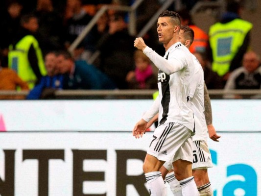 Cristiano Ronaldo, del Juventus, festeja su anotación que dio a su equipo el empate 1-1 de visitante contra el Inter de Milán en el estadio de San Siro, en Milán, Italia, el sábado 27 de abril de 2019.