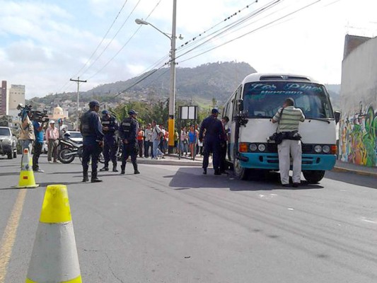 Pasajero frustra asalto y acribilla a delincuente