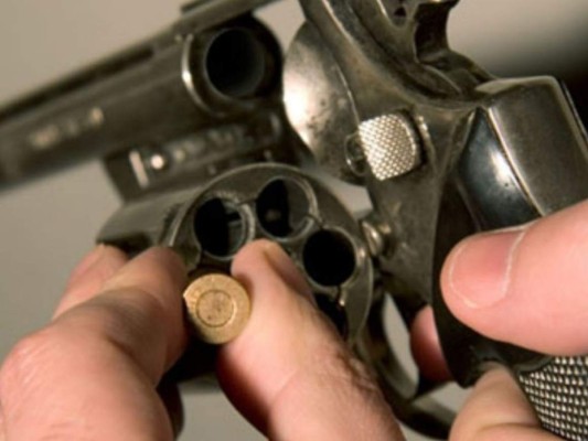 Así es la ruleta rusa, el juego por el que perdió la vida un guardia de seguridad en Honduras