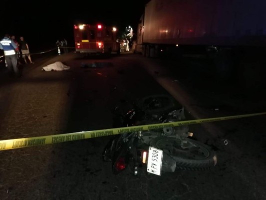 Dos jóvenes motociclistas mueren tras impactar contra una rastra en Tela, Atlántida