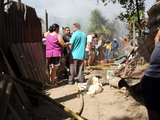 Paredes a punto de derrumbarse y rostros afligidos tras incendio en la capital