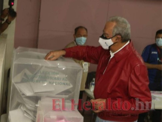 Expresidente Carlos Roberto Flores ya ejerció el sufragio: 'Lo importante es saber qué viene después'