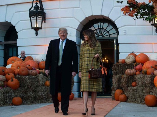 El costoso abrigo que usó Melania Trump para regalar dulces en Halloween