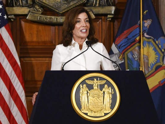 Nueva York: Gobernadora Kathy Hochul incluye 12 mil muertes más por covid-19