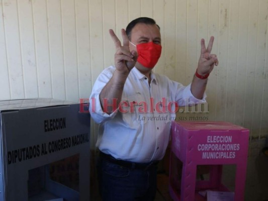 Con mucha alegría y entusiasmo Darío Banegas ejerció el sufragio en la UNAH (Fotos)