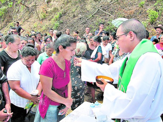 Lágrimas y plegarias en misa de mineros