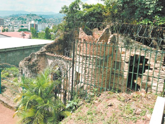 Vecinos y UNAH definirán plan para el rescate del castillo