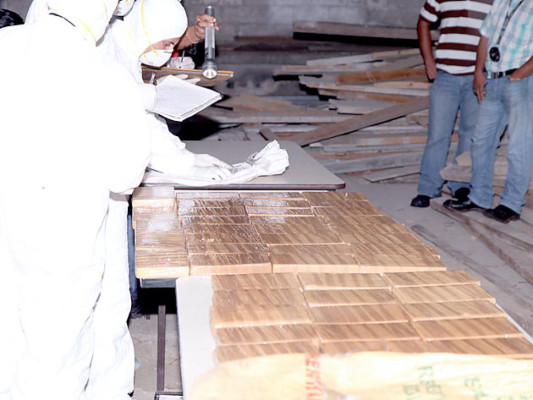 Confirman 28 paquetes de droga en carro abandonado