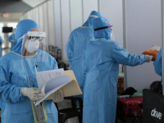 FOTOS: Así fue traslado de pacientes con Covid-19 al polideportivo de la UNAH