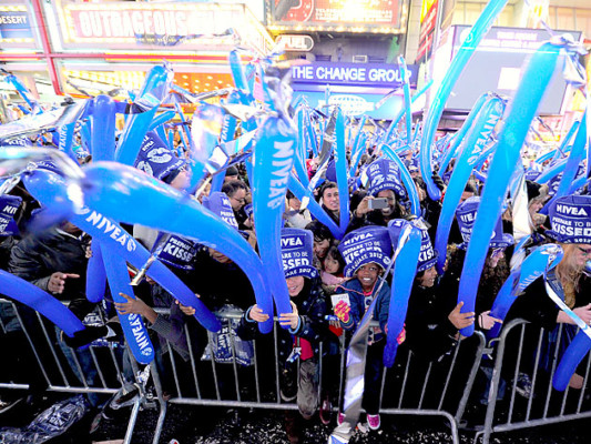 El mundo saluda al 2012 y dice adiós a un difícil año viejo