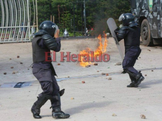 Las imágenes que no viste de la batalla entre el MEU y policías en la UNAH