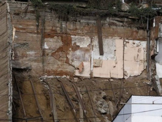 Las imágenes que dejó la caída de un muro sobre vehículos en Ecuador