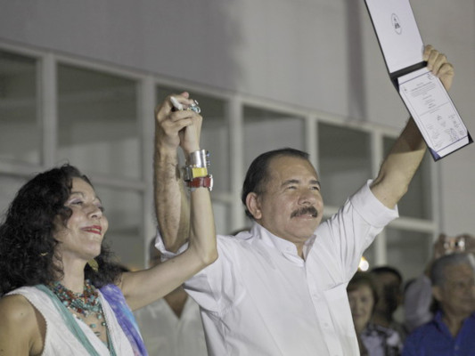 Ortega asume con poderes hegemónicos en presencia de presidente iraní