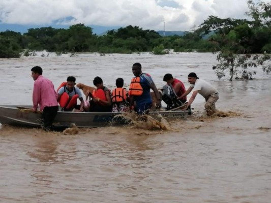 Imágenes de rescates: Hondureños lloran y sufren la tragedia causada por Eta