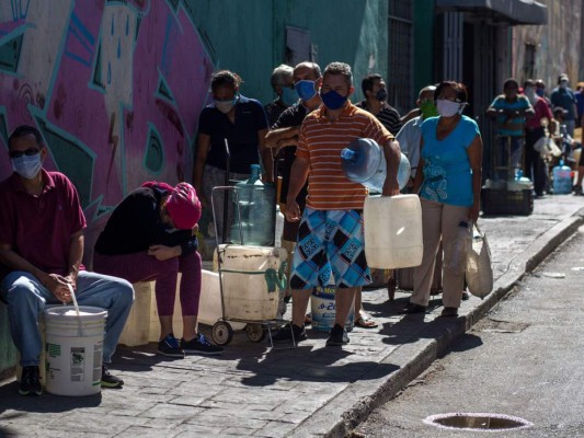 FOTOS: El suplicio de los venezolanos por agua y combustible en cuarentena
