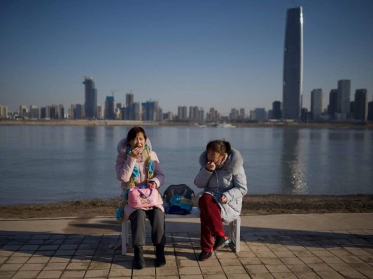 2020 termina al fin, pero el coronavirus altera su despedida