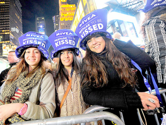 El mundo saluda al 2012 y dice adiós a un difícil año viejo