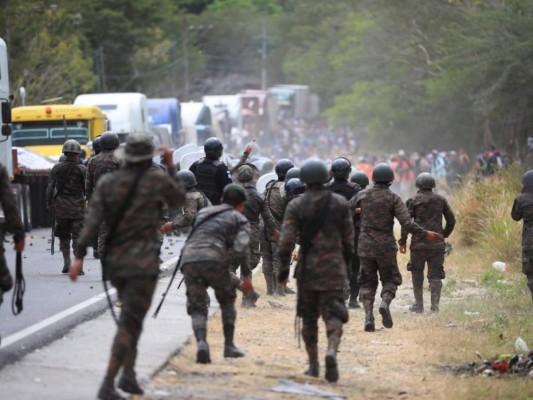 ¡Imágenes que duelen! El violento desalojo a la caravana migrante en Chiquimula