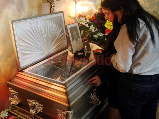 Rodeado de familia y amigos velan los restos del escritor y poeta José Adán Castelar