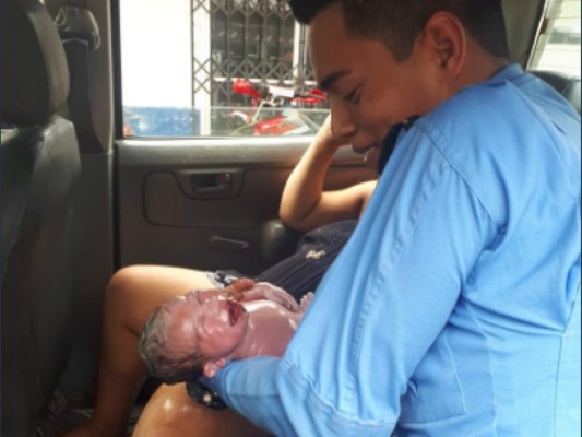 Hondureña da a luz a bordo de una patrulla en Tocoa, Colón