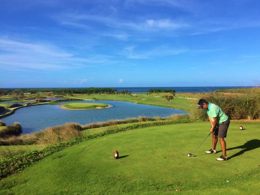 Disfrute el golf, playa y buceo en el club Pristine Bay Resort