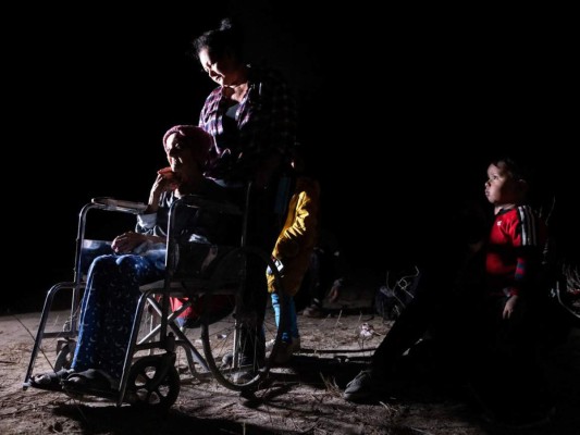 En silla de ruedas y a sus 93 años, hondureña cruza la frontera hacia EEUU