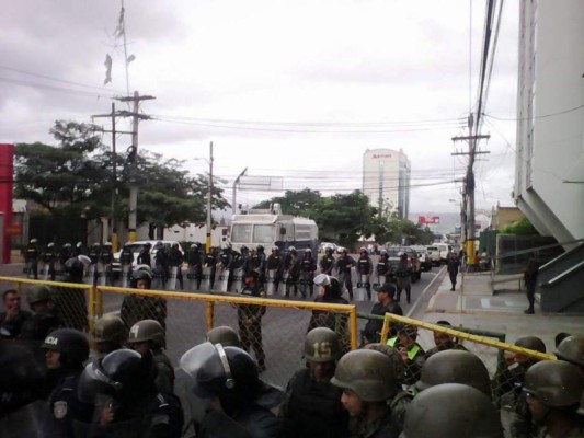 Policías impiden a huelguistas acceso a Casa Presidencial