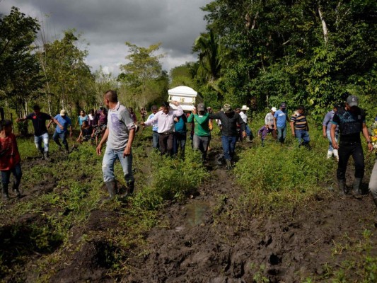 Fotos: El entierro de la niña guatemalteca que murió bajo custodia de los Estados Unidos