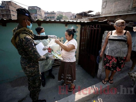 FOTOS: Entregan bolsa solidaria a vecinos de colonia Santa Isabel de la capital