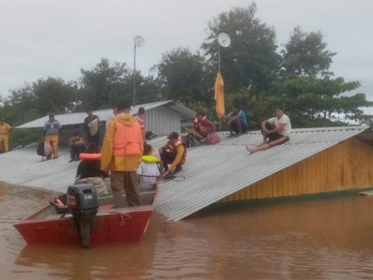 Imágenes de rescates: Hondureños lloran y sufren la tragedia causada por Eta