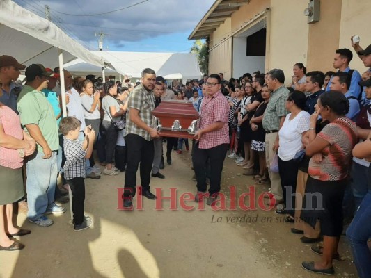 FOTOS: Doloroso sepelio de familia que murió en tragedia en la CA-5