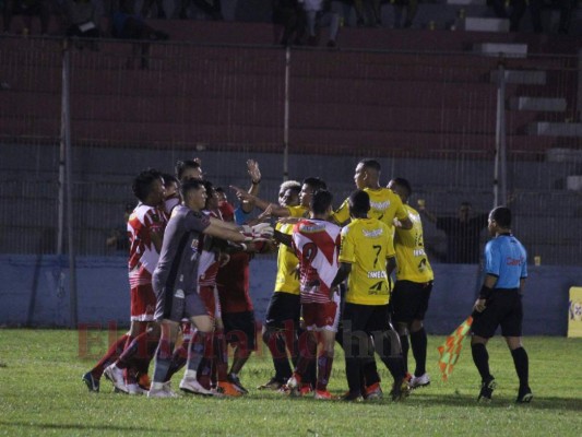 Vida y Real España empatan sin goles en un partido que dejó cinco expulsados